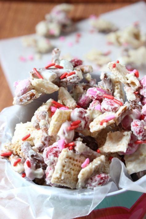 Cupid Crunch, the white chocolate coated cereal pretzel mix that is perfect for Valentine's Day. It brings salty and sweet to a whole new level! Cupid Crunch, Pretzel Mix, Valentines Recipes Desserts, Valentines Snacks, Cereal Snacks, Strawberry Mousse, Low Carb Cheesecake, Valentine Desserts, Puppy Chow