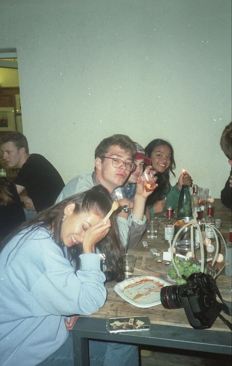 #friends #party #dinner #aesthetic #vintage #filmphotography #retro Friend Group Party Aesthetic, House Party Film Photography, Party On Film Aesthetic, People Eating Pizza Photography, 90s Friends Aesthetic, Friends Dinner Party Aesthetic, House Party Photoshoot, Dinner Party Photoshoot, Group Dinner Aesthetic