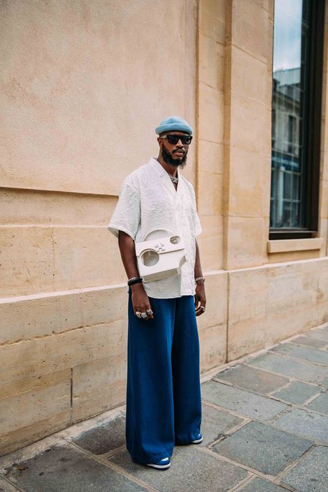 Check out these #streetstyle trends captured at #spring2022 #menswear shows in #Paris Hugging Clothes, Men Street Fashion, Street Style Outfits Men, Paris Fashion Week Street Style, Street Style Trends, Stil Inspiration, Mode Masculine, Outfit Trends, Men Street