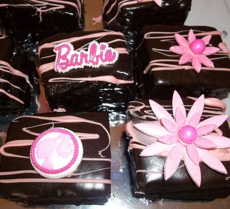 Barbie party brownies💛💙💜💗💚❤️ Barbie Brownies, Party Brownies, Brownies Decorados, Barbie Bday, Birthday Snacks, Side Business, Barbie Party, Brownies, Sweet Treats