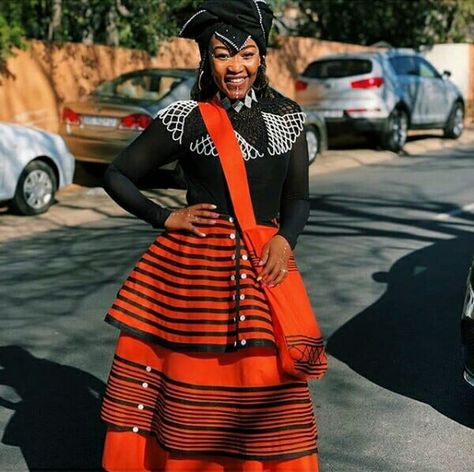 Bride In Red Xhosa Umbhaco Skirt and Bag With Black Top, Doek, and Beaded Cape Umbaco Xhosa, Xhosa Skirt, Umbhaco Xhosa, Masai Beadwork, Xhosa Outfits, Xhosa Traditional Dresses, Xhosa Wedding, Xhosa Culture, Xhosa Traditional Attire