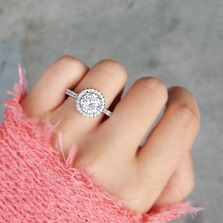 Circle Engagement Rings, Wedding Ring Cushion, Future Engagement Rings, Beautiful Wedding Rings, Round Engagement Rings, Wedding Rings Halo, Best Engagement Rings, Simple Engagement Rings, Dream Engagement Rings