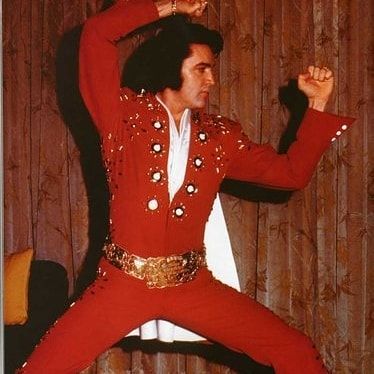 Elvis World on Instagram: “Magnífico com o Burning Love Jumpsuit - 1972 Obrigada @pridsoares pela foto! . . . . . . . .  #elvisforever  #elvispresley  #elvisisalive…” Elvis Costume, Las Vegas Hilton, Elvis Presley Family, Elvis Jumpsuits, King Elvis Presley, Elvis In Concert, Elvis Presley Pictures, Burning Love, Joseph Jackson