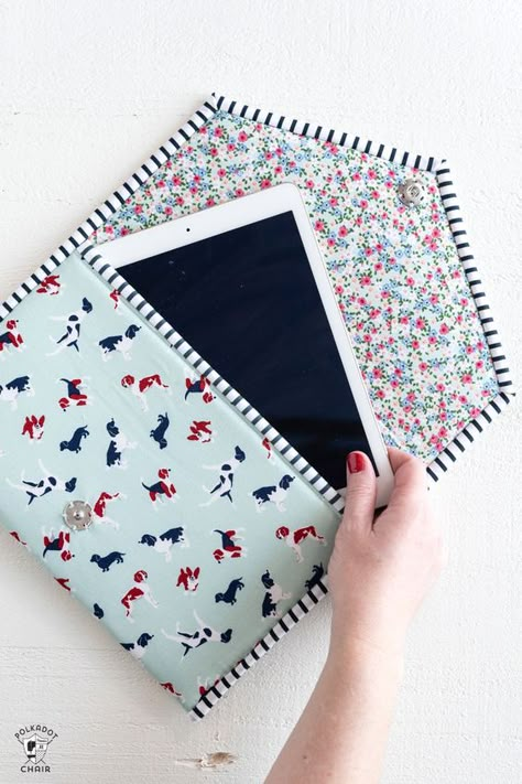 A PDF sewing pattern for a padded ipad or tablet case. How to sew an Ipad case. #tabletcase #PDF #sewingpattern Syprosjekter For Nybegynnere, Sew Ins, Costura Diy, Beginner Sewing Projects Easy, Patchwork Quilting, Leftover Fabric, Creation Couture, Bag Patterns To Sew, Fabric Baskets