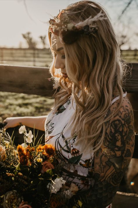 Perfect inspiration for your wedding florals. Visit my blog to see the rest of the pieces captured by CA photographer, Aly Haydon. These wide, dark, boho, and asymmetrical bouquets and hair clips are filled with dried goods, pampas, toffee garden roses, cappuccino roses, dead baby's breath, and proteas. Moody Bouquet, Boho Florals, Moody Florals, Dark Boho, Dark And Moody, Garden Roses, Baby's Breath, Wedding Florals, Boho Floral