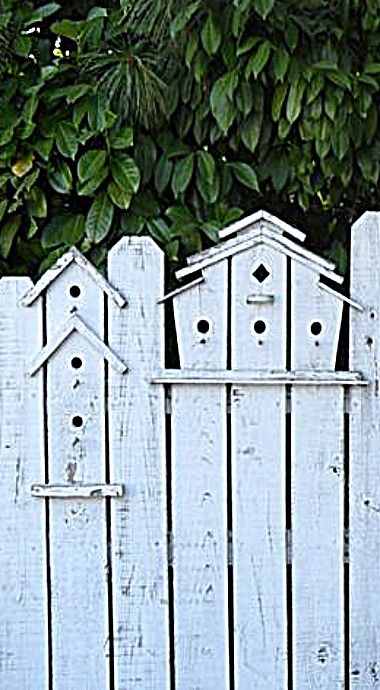 Bird House Picket Fence ❤ My Cottage Garden Build Picket Fence, Cottage Fencing, Rustic Garden Fence, Picket Fence Garden, Wood Picket Fence, Fence Picket, Wood Fence Design, Unique Garden Decor, Bird Cage Decor