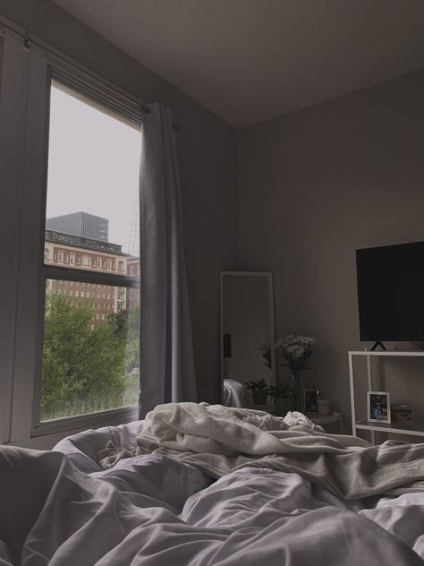 rainy day atlanta bed with white bedding Rainy Day Apartment Aesthetic, Rainy Day Interior, Bedroom Rainy Day Aesthetic, Rainy Day In Bed Aesthetic, Comfortable Beds Cozy Bedroom, Comfy Bed Aesthetic Rainy Day, Cozy Rainy Day Aesthetic Bedroom, Rainy Day Bedroom Aesthetic, White Comfy Bedroom Aesthetic