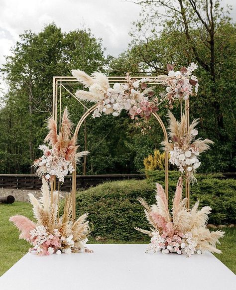 Boho Pink Wedding, Backdrop Decorations Wedding, Stage Decorations Wedding, Wedding Backdrop Ideas, Romantic Outdoor Wedding, Wedding Backdrop Design, Wedding Backdrop Decorations, Grass Wedding, Wedding Design Decoration