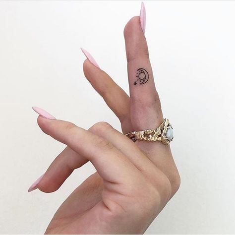 Tattoo Placements, Small Finger Tattoos, Sun And Moon Tattoo, Palm Tattoos, Inspiration Tattoos, Initial Tattoo, Japanese Tattoos, Fotografi Vintage, Butterfly Tattoos