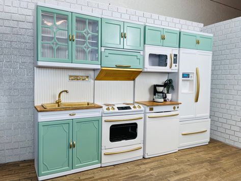 Barbie Kitchen Ideas, Barbie Furniture Makeover, Barbie Doll Kitchen, Barbie Display, Dollhouse Makeover, Dollhouse Furniture Kits, Doll Kitchen, Barbie Dollhouse, Diy Barbie House