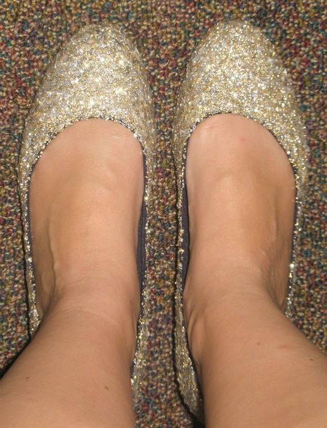 Wear Your Shoes! Cute Prom Shoes, Princess Bday Party Ideas, Diy Glitter Sneakers, Princess Bday Party, Glitter Photo Shoots, Glitter Carnaval, Diy Glitter Shoes, Holographic Glitter Nails, Recipes Cute