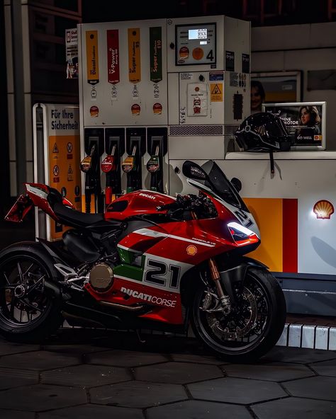 It's a speciale edition from Ducati to honour the great rider Troy Bayliss. Bayliss is a legend in the motorcycle racing world. He is known for his aggressive riding style and his never-give-up attitude. He is also a popular figure among fans for his down-to-earth personality. By mr.duc63 on IG #ducati #panigale #v2 #specialeedition #troybayliss #superbike #motorcycle #gasstation Ducati Panigale V2 Bayliss, Moter Cycle, Ducati Panigale V2, Ducati Motor, Ducati Superbike, Panigale V4, Red Bike, Dream Bike, Ducati Panigale