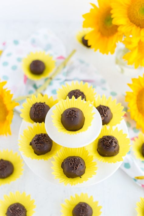 Sunflower Baby Shower Cake, Sunflower Party Themes, Made To Be A Momma, How To Make Sunflower, Sunflower Birthday Parties, Simple Sunflower, Sunflower Cookies, Sunflower Cupcakes, Sunflower Baby Shower