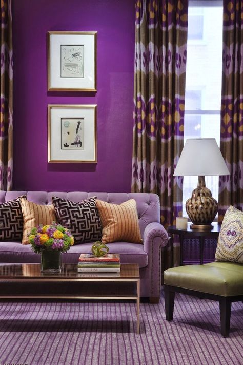 Eye For Design: Decorating With The Purple/Green Combination Purple Living Room Ideas, Purple Living Room, Furnitur Ruang Keluarga, Purple Home Decor, Living Room Wall Color, Room Wall Colors, Purple Interior, Purple Rooms, Living Room Color Schemes