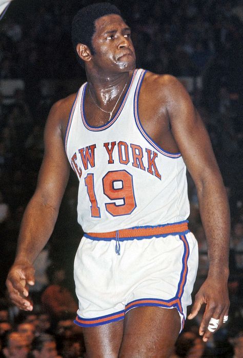 Willis Reed Jr. (June 25, 1942 – March 21, 2023) was an professional basketball player, coach, and general manager. He spent his entire professional playing career (1964–1974) with the New York Knicks. In 1982, Reed was inducted into the Naismith Memorial Basketball Hall of Fame. In 1996, he was voted one of the "50 Greatest Players in NBA History". Willis was born in Hico, Louisiana, a small community in Lincoln Parish. He grew up in Bernice, Louisiana and attended Grambling State University. Willis Reed, Oscar Robertson, New York Basketball, Knicks Basketball, Nba Mvp, Ny Knicks, Basketball Photography, Nba Legends, Sports Hero