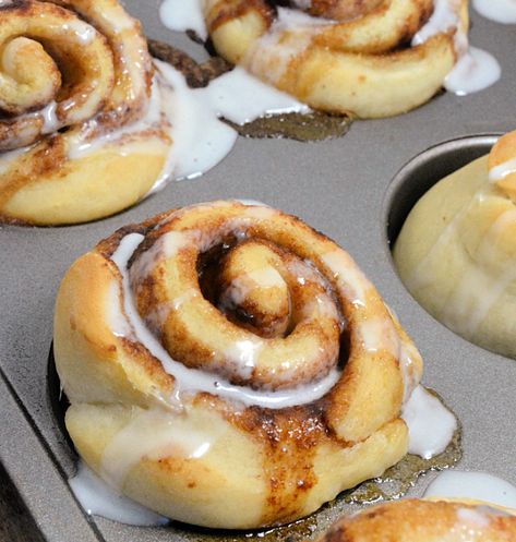 Quick Muffins, Biscuit Cinnamon Rolls, Cinnabon Rolls, Mini Cinnamon Rolls, Cinnabon Cinnamon Rolls, Cinnamon Roll Muffins, Tin Recipes, Sweet Roll Recipe, Cinnamon Muffins