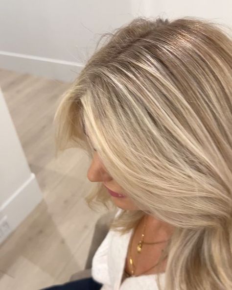 Natalie McKell on Instagram: "It’s the raw lift for me #btconeshot2023_blondes @oneshothairawards #livedinblonde #haireducation" Blonde Hair Pulled Back, Pearlescent Blonde Hair, Blonde Hair Color Ideas With Highlights, Partial Highlights On Blonde Hair, Blonde Hair With Natural Roots, Light Blonde Highlights On Blonde Hair, Blonde Highlights With Dimension, Blonde Root Tap, Super Blonde Highlights