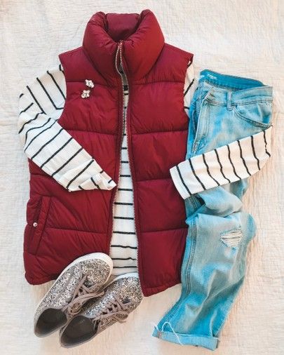 Red Puffy Vest Outfit, Red Vest Outfits For Women, Red Puffer Vest Outfit, Puffer Vest Outfit Winter, Red Vest Outfit, Winter Vest Outfits, Puffy Vest Outfit, Puffer Vest Fashion, Puffer Vest Outfit