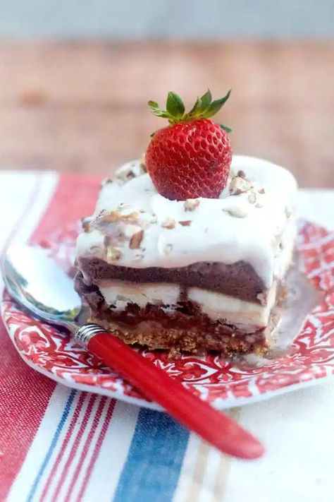 Make-ahead Frozen Banana Split Dessert. #bananasplit #frozendessert Dessert Recipe Videos, Banana Split Dessert Recipes, Split Cake, Banana Split Cake, Banana Split Dessert, Summer Fling, Banana Cake Recipe, Holiday Eating, Keto Dessert Easy