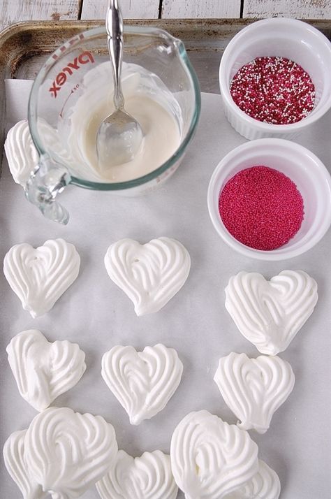 Meringue Hearts, Creme Tart, Meringue Ideas, Cookies Meringue, Valentine Baking, Chipotle Salsa, 1 Cookies, Meringue Cookie Recipe, Meringue Desserts