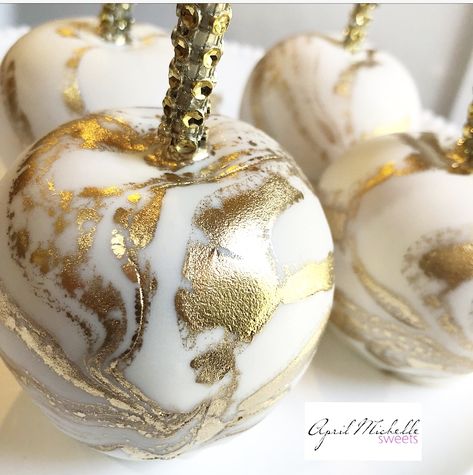 Gold Chocolate Marble Apples Gold Candy Apples, Black And Gold Candy Apples, Marble Candy Apples, Baby Shower Sweets Table, Chocolate Strawberries Bouquet, Marble Chocolate, Chocolate Caramel Apples, Custom Cake Pops, Candy Apple Recipe