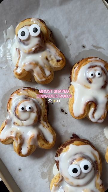 Halloween Cinammon Roll, Ghost Cinnamon Rolls, Store Bought Cinnamon Rolls, Candy Eyeballs, White Icing, Holiday Foods, Halloween Baby, Halloween Desserts, Pumpkin Seasoning