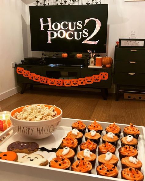 Hosting Halloween Party, Halloween Decorations Aesthetic, Halloween Party Aesthetic, Halloween Sleepover, Autumn Core, Fall Gift Baskets, Spooky World, Happy Hallow, Hocus Pocus 2