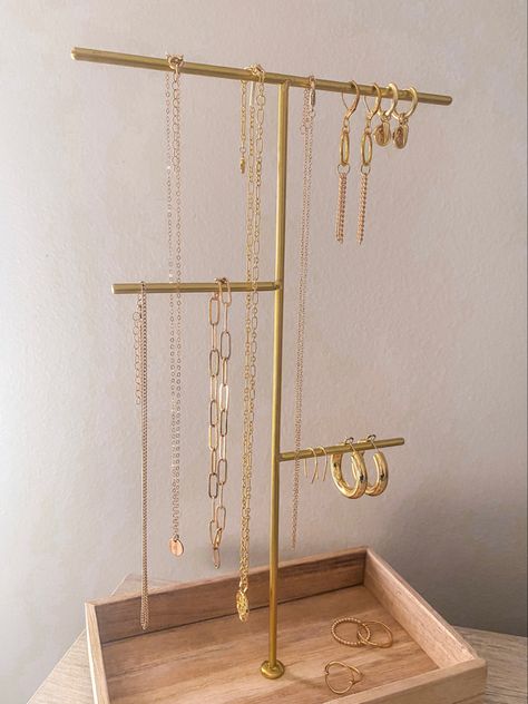 Diy Jewelry Stand, Simple Elegant Jewelry, Jewellery Holder, Diy Jewelry Display, Modern Gold Jewelry, Jewelry Rack, Jewelry Hanger, Gold Bangles Design, Classy Jewelry