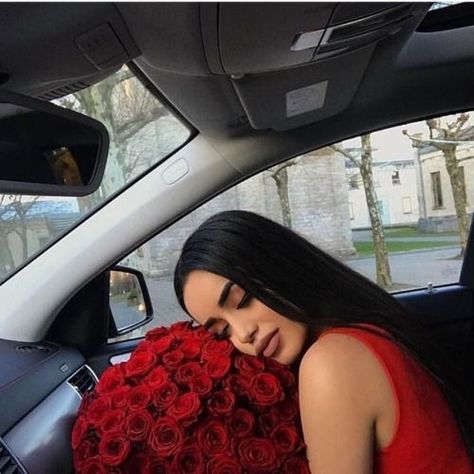 Rich Girl Lifestyle, Luxe Life, Luxury Flowers, Rich Girl, Birthday Photoshoot, Girl Birthday, Red Roses, Photography Poses, A Woman