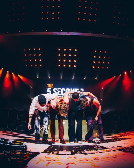 5sos Rock Aesthetic, 5sos Group Picture, Red 5sos Aesthetic, 5sos Calm Aesthetic, 5sos Tour, The 5 Seconds Of Summer Show, 5sos Aesthetic, 5sos Performing, 5sos Concert