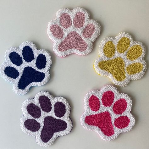 Punch Needle Coasters 😻 #reklam • • • • • #catlover #meow #paw #punchneedlecoasters #gift #giftforher #homedecor #decoe #handmade #handmadegift #punchneedleuk #punchneedleart #punchneedleembroidery #punchneedleworld #etsy #shopping #orderonline #catlovers Punch Needle Coasters, Punch Needling, Home Decor Gift Ideas, Rug Coaster, Punch Ideas, Decor Gift Ideas, Gift Ideas Christmas, Needle Crafts, Handmade Mug