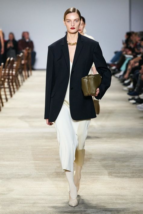 Jil Sander Fall 2020 Ready-to-Wear collection, runway looks, beauty, models, and reviews. Tim Walker, Vogue Germany, Vogue Russia, 가을 패션, Runway Models, Fashion Show Collection, Vogue Paris, White Fashion, Jil Sander