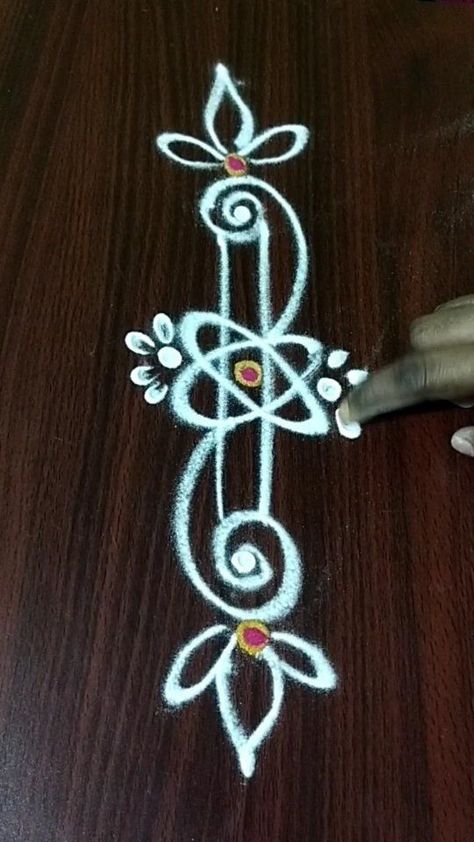 Simple Side Rangoli Designs, Muggu Side Designs, Mugulu Simple, Side Muggulu Designs, Simple Rangoli Designs, Pattern Design Drawing, Easy Rangoli Designs Videos, Border Rangoli, Very Easy Rangoli Designs