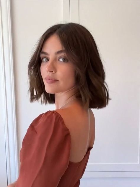 London Bob Haircut, Cute Short Hair Inspiration, Supermodel Bob Haircut, Celeb Bob Hairstyles, Short Hair With Movement, Hailey Bob Hair, Short Hair Inspo For Round Faces, Bob With Movement, Brunette Bob Round Face