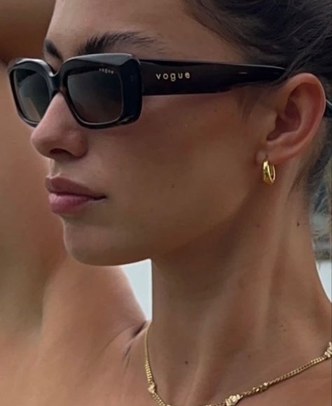 Hailey Bieber Sunglasses, Timeless Sunglasses Women, Retro Sunglasses Aesthetic, Italy Sunglasses, Vintage Sunglasses Aesthetic, Sunglasses Women Aesthetic, Chic Sunglasses Aesthetic, Vogue Glasses, Sunglasses Collection Aesthetic