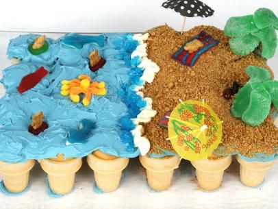 Get Pull-Apart Beach Cupcakes Recipe from Food Network Fruit Slices Candy, Trifold Board, Beach Cupcakes, Baking Treats, Blue Frosting, Banquet Ideas, Video Food, Cupcake Tutorial, Pull Apart Cupcakes