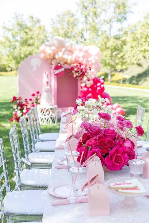 Pretty In Pink Bridal Shower Theme, Barbie Bachelorette, Barbie Party Decorations, Barbie Theme Party, Bridal Shower Inspo, Gala Ideas, Barbie Bridal, Ombre Wedding, Barbie Birthday Party