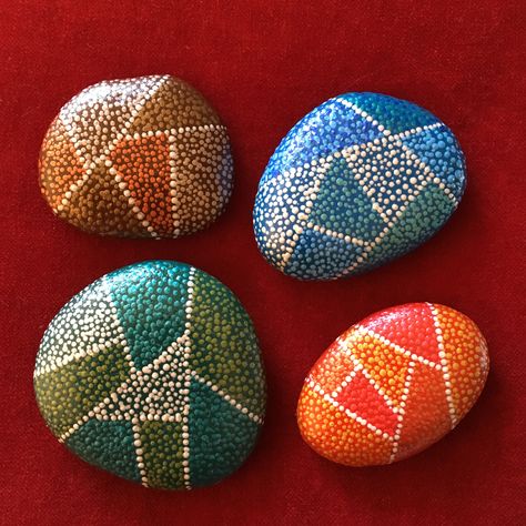 Metallic Rock Painting, Rock Dotting Ideas, Rock Dot Art, Rock Painting Ideas Dots, Rock Dot Painting Ideas Easy, Dot Painting On Coasters, Dot Painted Rocks, Abstract Rock Painting, Dot Rock Painting Ideas