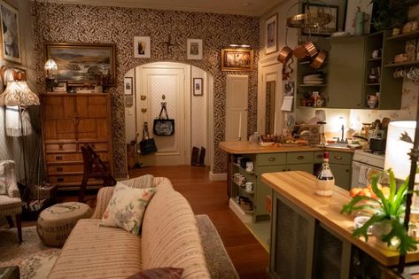 Only Murders In The Building, Built In Dresser, Maximalist Design, Small Studio Apartment, New York Apartment, Tiny Apartment, Home Decorating Ideas, Cool Apartments, Eclectic Home