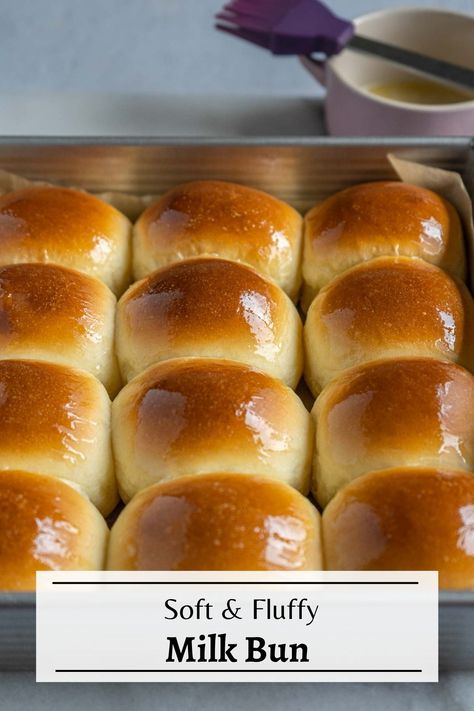 Milk buns in a baking tray. Japanese Milk Buns Recipe, Milk Brioche Bun, How To Bake Buns At Home, Japanese Milk Buns, How To Make Buns Recipes, Tangzhong Bread Recipes, Milk Brioche Recipe, Thanksgiving Munchies, Diner Rolls