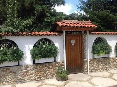 Mexican Courtyard, Mexico House Ideas, Spanish Courtyard, Hacienda Homes, Compound Wall Design, Hacienda Style Homes, Mexico House, Build Your House, Cheap Backyard