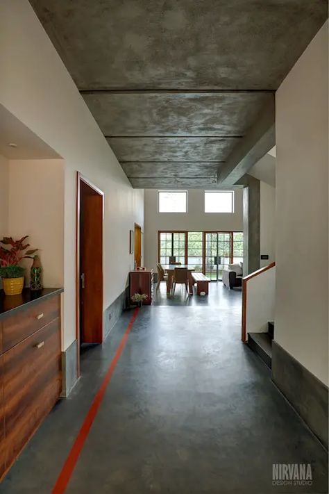 Advantages of using cement flooring: tips and ideas Oxide Flooring Ideas, Oxide Flooring, Green Shutters, Cheap Flooring, Tropical Home, Internal Design, Cement Floor, Indian Homes, Flooring Ideas