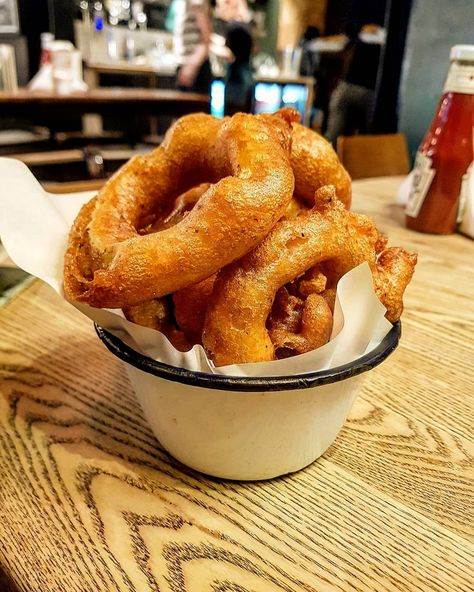 Onion Rings Aesthetic, Onions Rings, Onion Ring, Ring Aesthetic, Rings Aesthetic, Random Aesthetics, Gourmet Burgers, Tasty Foods, Food Goals