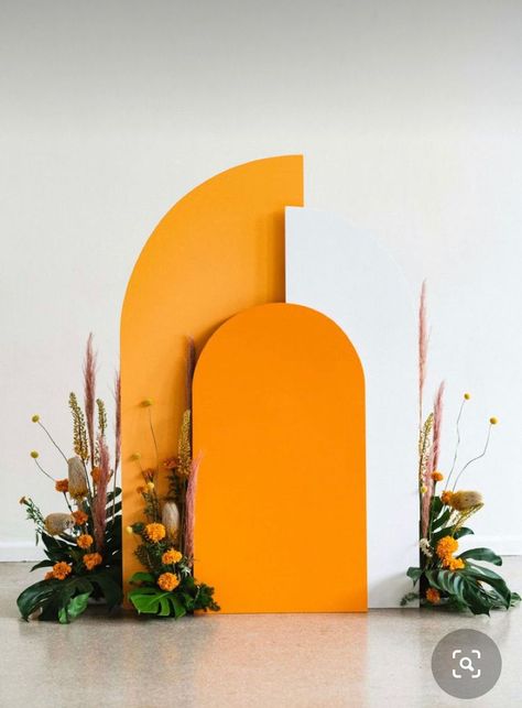 Orange And White Decor, Eclectic Wedding Arch, Modern Wedding Arch Ideas, Mid Century Modern Wedding Decor, Wedding Backdrop Ceremony, Couples Embracing, Orange Decorations, Arch Display, Mid Century Wedding