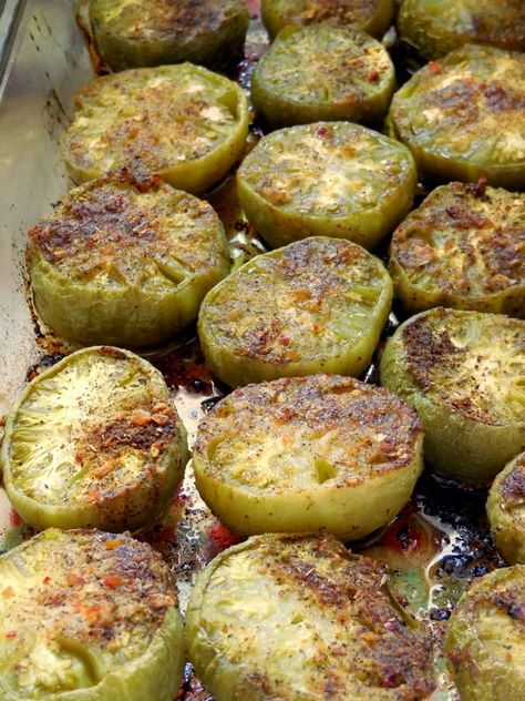 Favorite Southern Country Cooking: Oven-Roasted Green Tomatoes. A casserole dish of crumb-topped oven-roasted green tomatoes. How To Cook Green Tomatoes, Low Carb Green Tomato Recipes, Sauteed Green Tomatoes, Marinated Green Tomatoes, Bread And Butter Green Tomatoes, Keto Green Tomato Recipes, Small Green Tomato Recipes, Green Tomato Salad Recipes, Ideas For Green Tomatoes