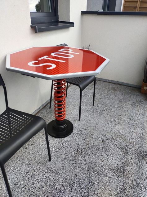 Bar Car Decor Ideas, Mancave Coffee Table Ideas, Stop Sign Table, Stuff To Decorate Your Room, Photo Hanging Ideas, Garage Decorating Ideas, Car Parts Furniture, Bar Deco, Car Table