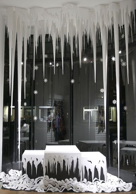 Paper Icicles, Schnee Party, Winter Wonderland-party, Vitrine Design, Christmas Window Decoration, Winter Wonderland Decorations, Decoration Vitrine, Paper Installation, Frozen Christmas