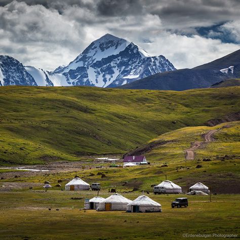 Mongolia Aesthetic, Mongolia Landscape, Tian Shan, Awesome Photography, Mountain Ranges, Love Aesthetic, Beautiful Locations Nature, Old Farm, Landscape Nature