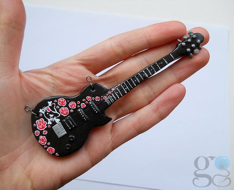 Made out of FIMO. More pictures in my Breslo: [link] Clay guitar tutorial: [link] Cute guitar Clay Guitar, Link Cute, Cute Guitar, I Like Turtles, Fondant Tutorial, Clay Crafts Air Dry, Guitar Tutorial, Cute Polymer Clay, Barbie Accessories