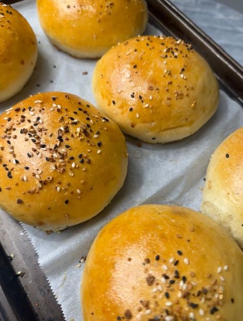 Easy Hamburger Bun Recipe Easy Burger Buns, Easy Hamburger Buns, Buns Recipe Easy, Homemade Burger Buns, Burger Buns Recipe, Hamburger Bun Recipe, Homemade Hamburger Buns, Easy Burgers, Easy Hamburger